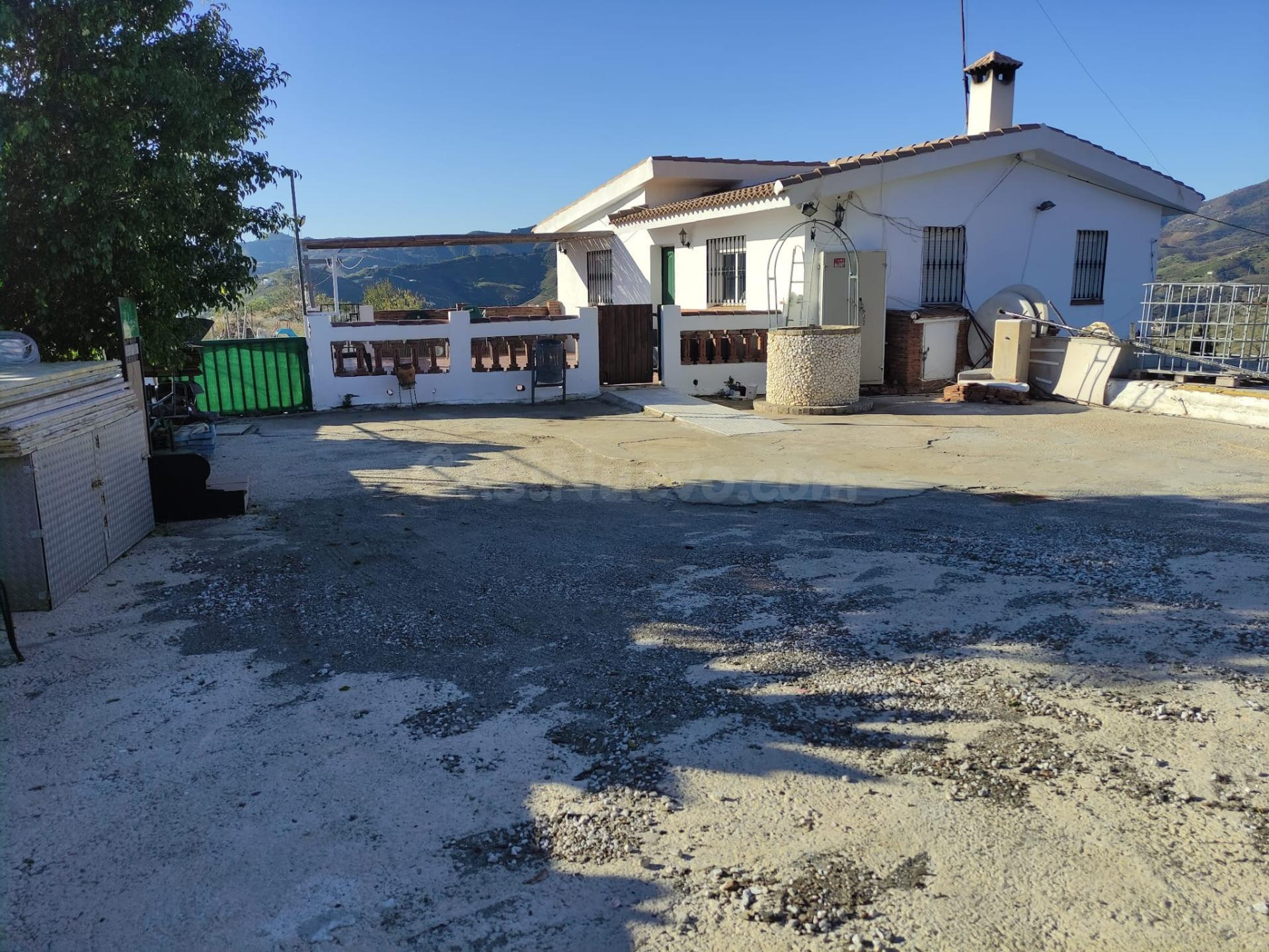 SE VENDEN 2 CASAS Y 1 APARTAMENTO CON PISCINA Y ARBOLES FRUT