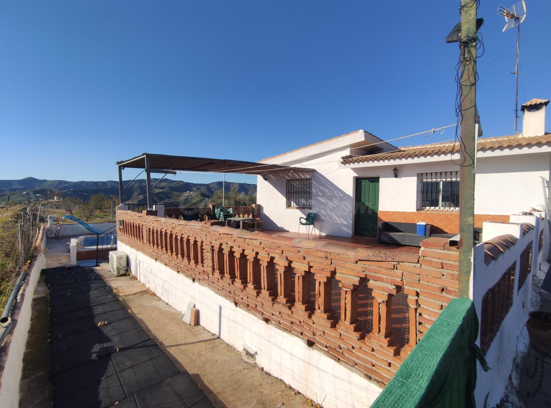 SE VENDEN 2 CASAS Y 1 APARTAMENTO CON PISCINA Y ARBOLES FRUT - foto 2