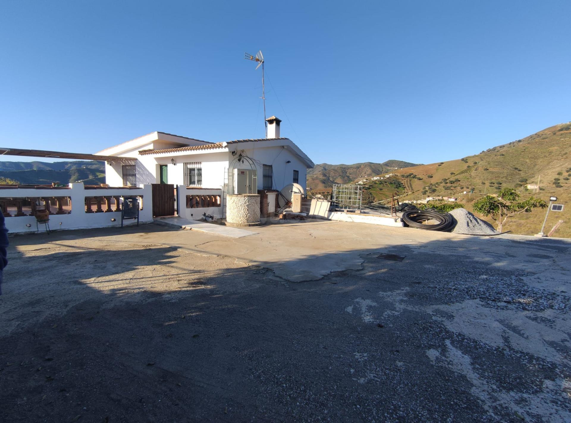 SE VENDEN 2 CASAS Y 1 APARTAMENTO CON PISCINA Y ARBOLES FRUT - foto 3