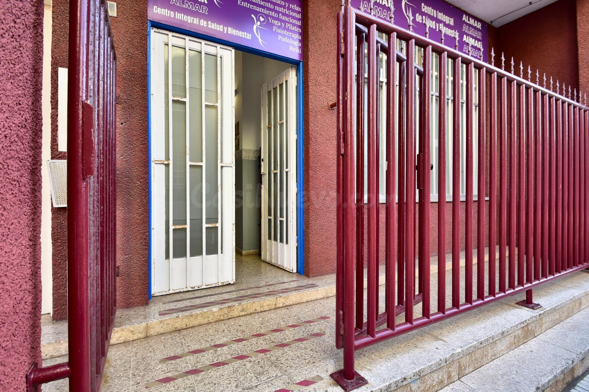 Amplio Local Comercial en Calle Maya