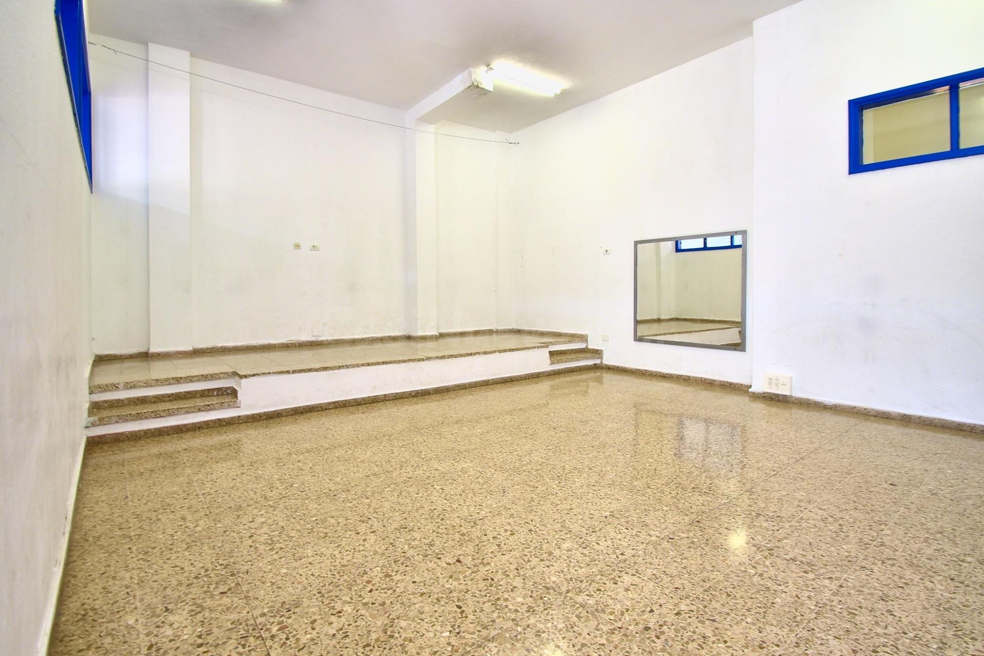 Amplio Local Comercial en Calle Maya - foto 2