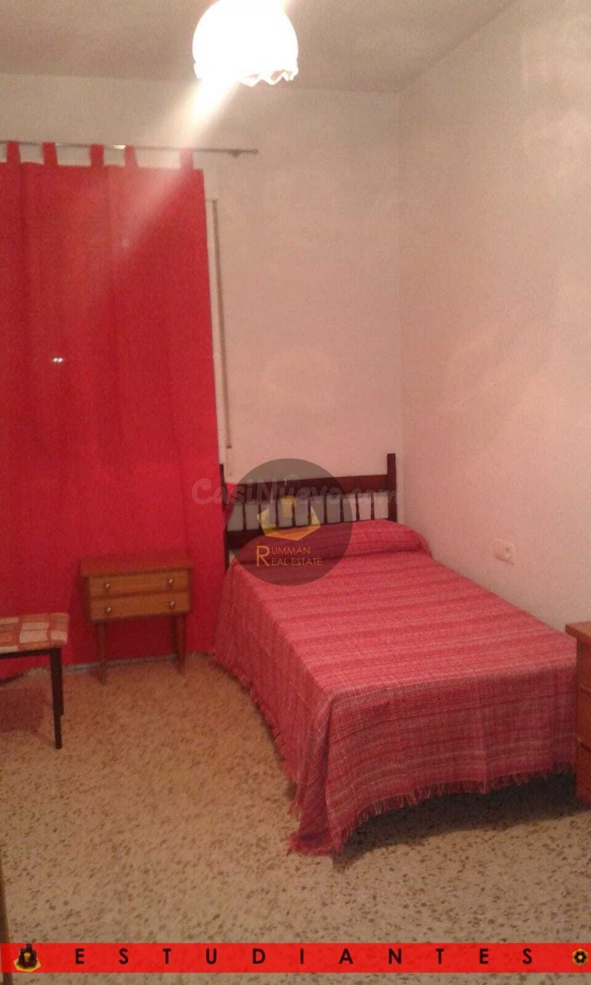 EST/ Piso de TRES dormitorios para ESTUDIANTES en zona Cartuja.