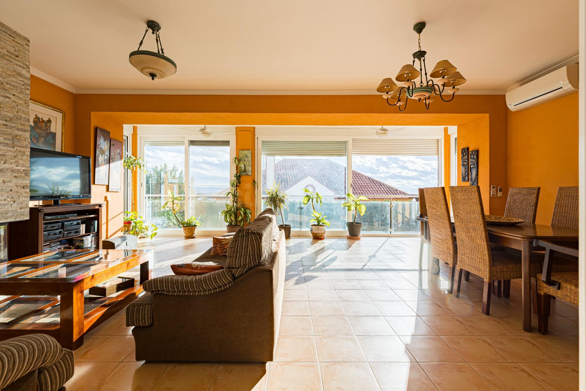 Chalet independiente con piscina junto al Club de Golf en Altorreal