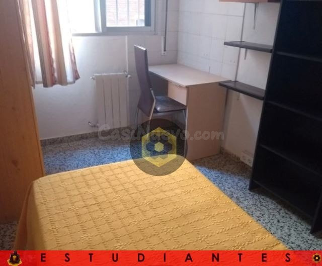 EST/ Piso para ESTUDIANTES con CINCO dormitorios en zona Plaza de Toros.