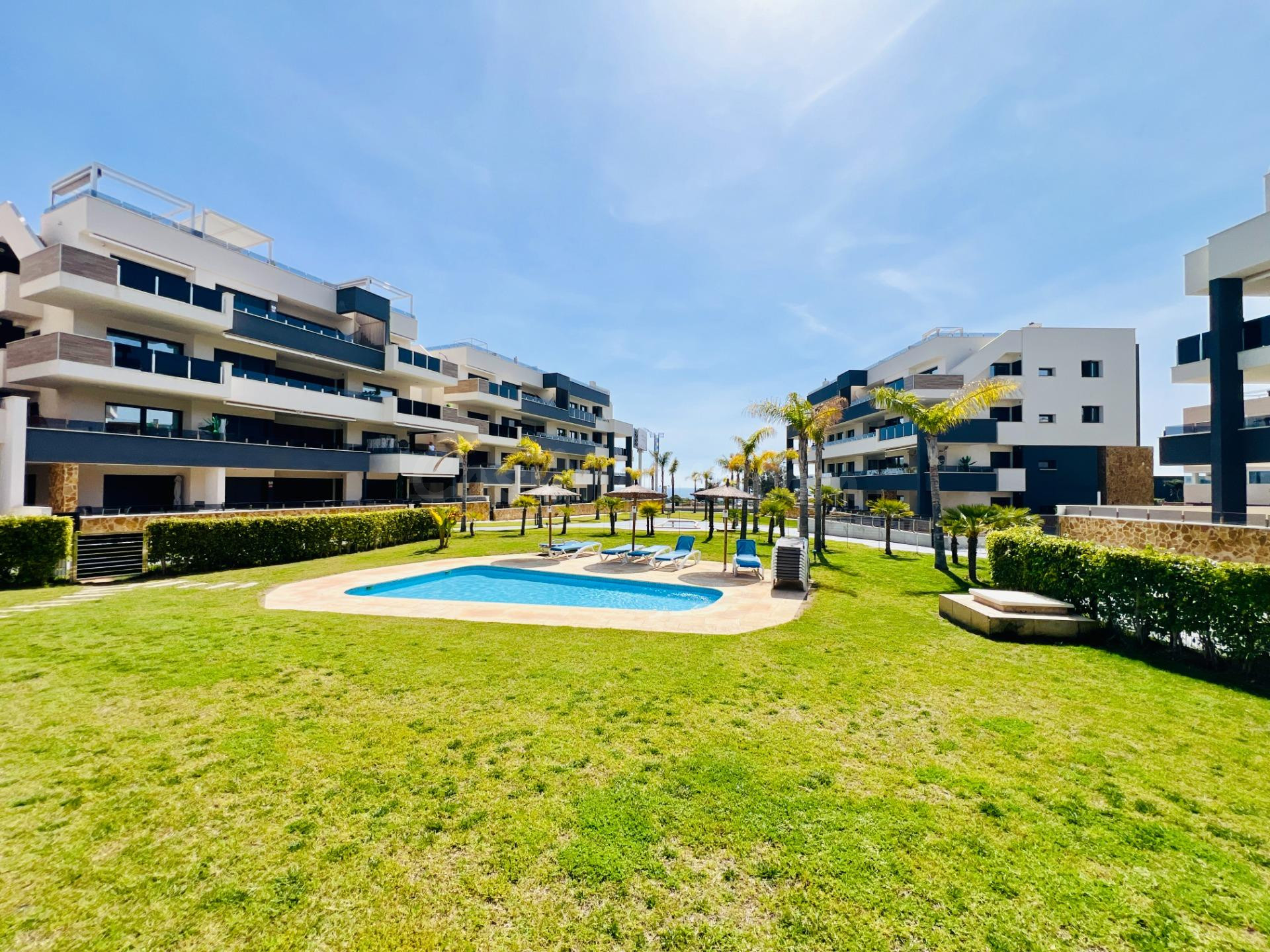 PISO DE LUJO - 2 DORMITORIOS - ESQUINA - GARAJE INCLUIDO - PISCINA COM. - 85M2