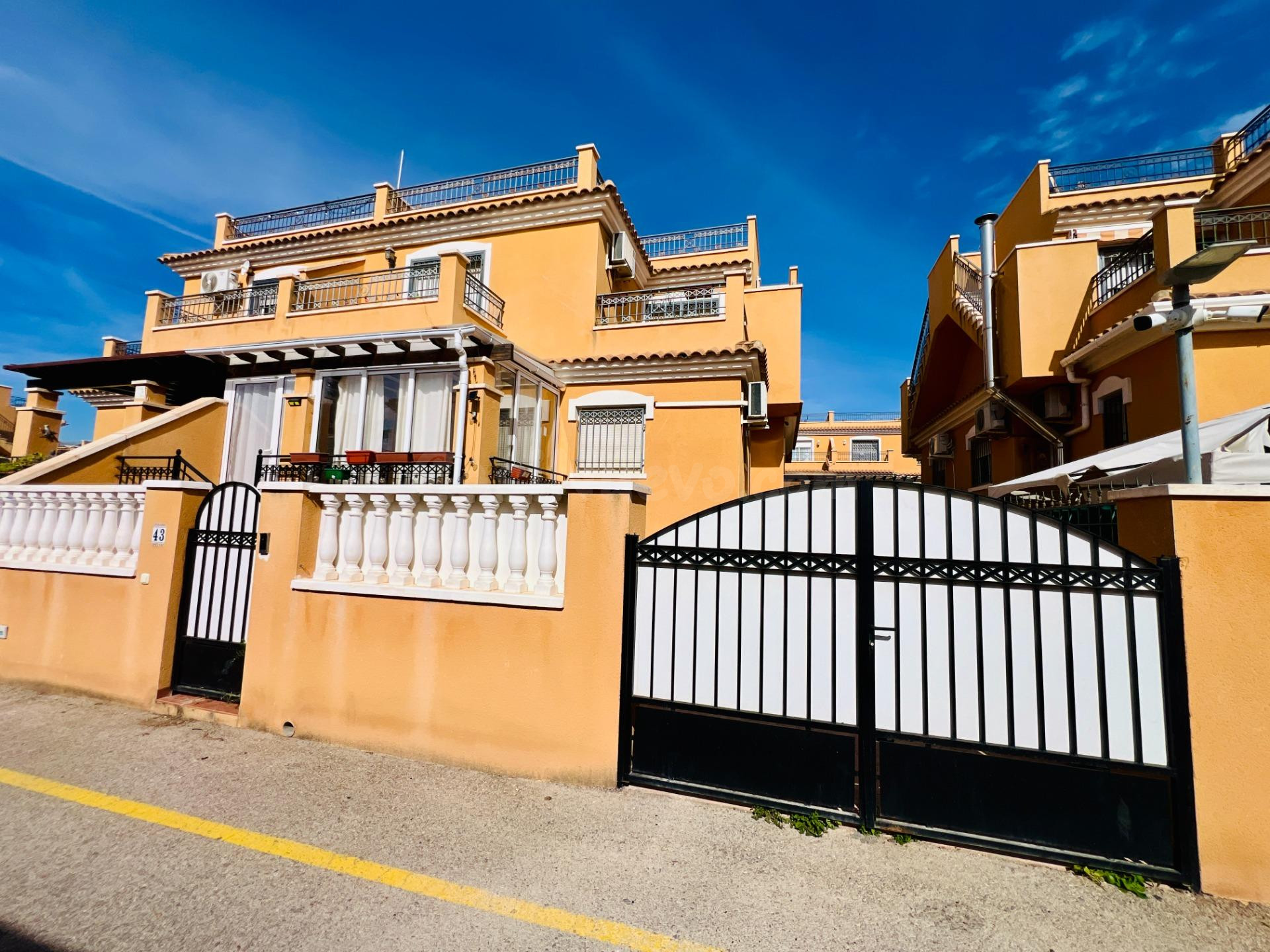 Dúplex en Sector 25 con piscina, patio y solárium en Torrevieja
