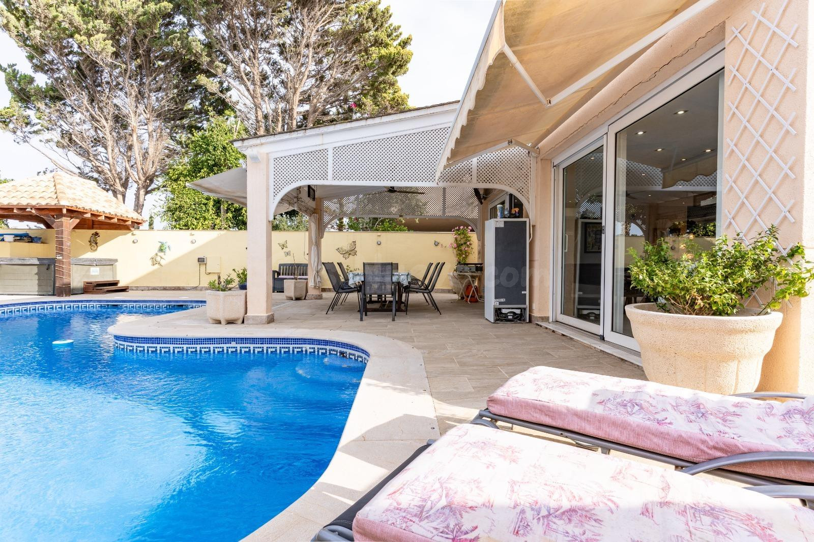 SE VENDE espectacular chalet independiente con piscina privada y vistas al mar en Garrucha!!