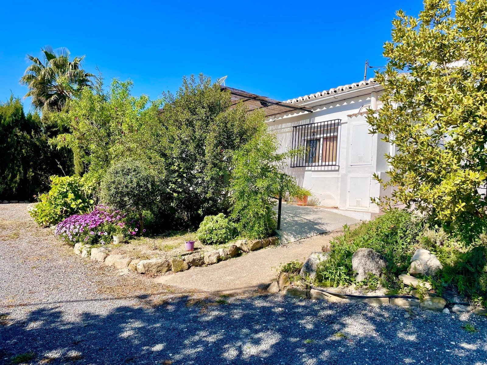 Encantadora casa de campo con piscina y olivar en Antequera