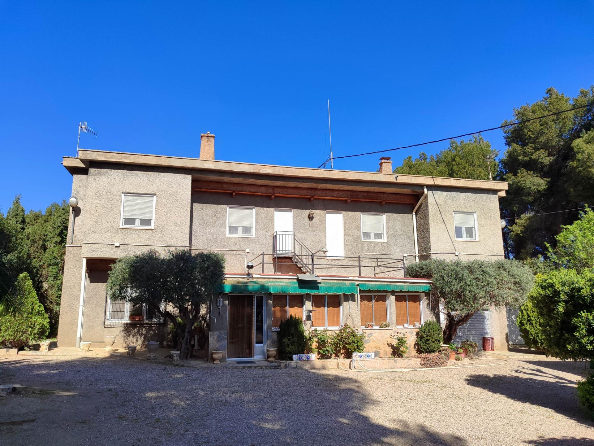 CHALET A 1 KM DEL CASCO URBANO CON AGUA Y LUZ