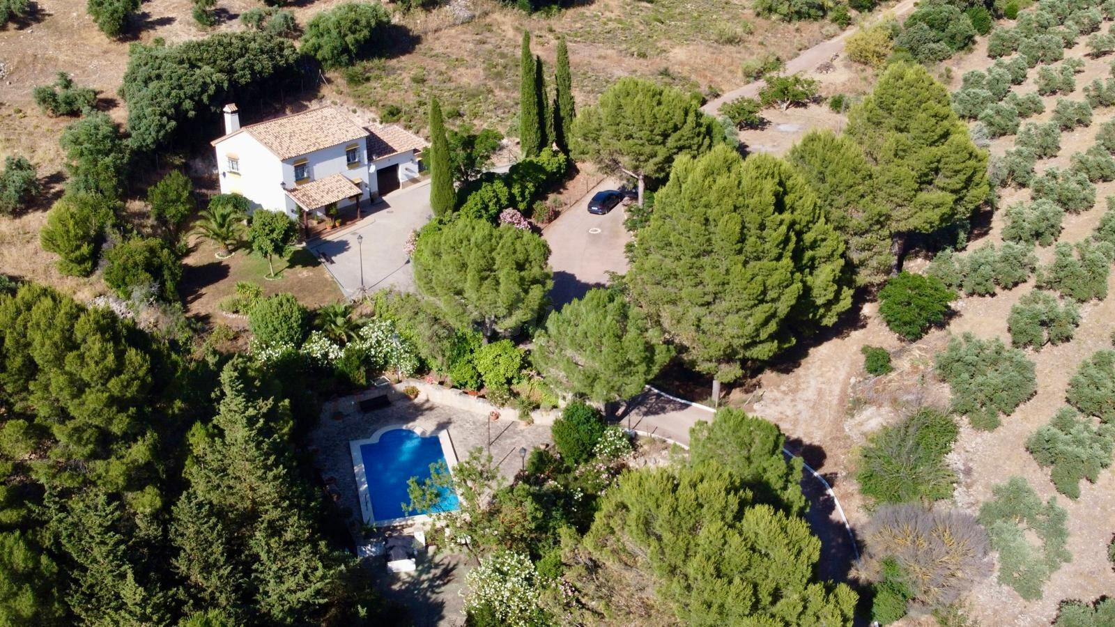 Encantadora casa de campo con 12 hectáreas, piscina  y vistas al Torcal, a solo 8 minutos de Antequera.