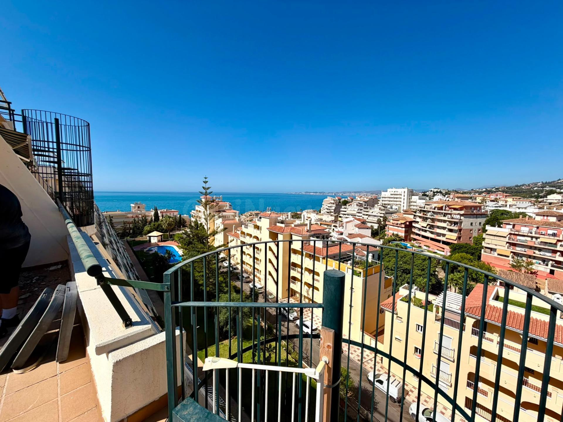Amplio ático con solárium de 45m2 y vistas panorámicas al mar en Nueva Torrequebrada.