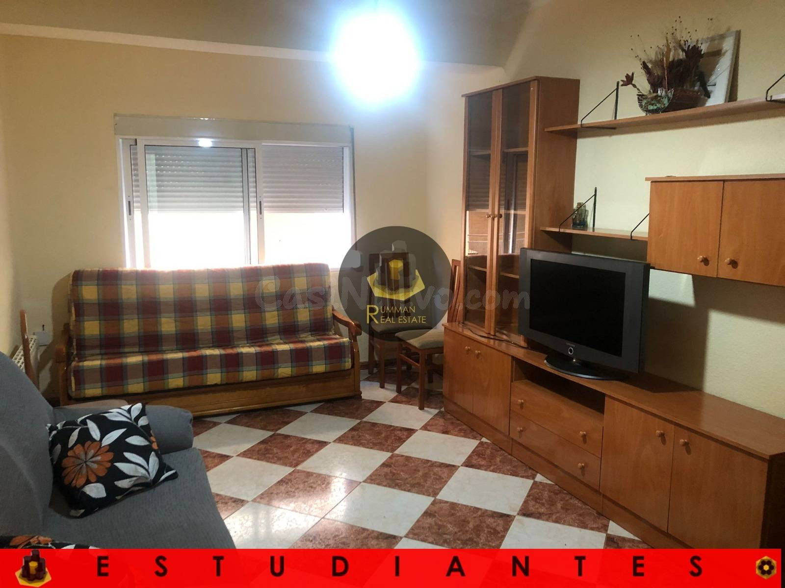 EST/ Piso amueblado para ESTUDIANTES con TRES dormitorios en Plaza de Toros.