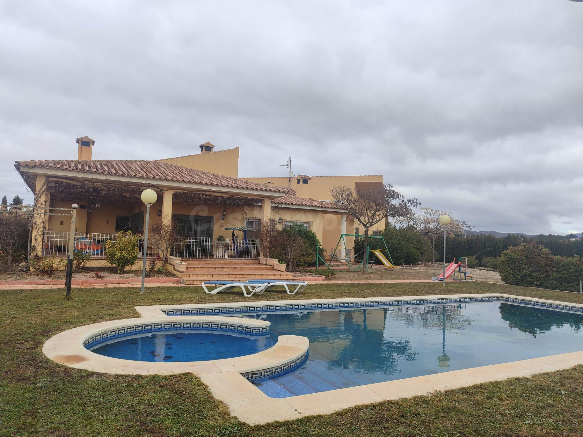 CHALET DE LUJO A 2 KM DEL CASCO URBANO DE ALMANSA