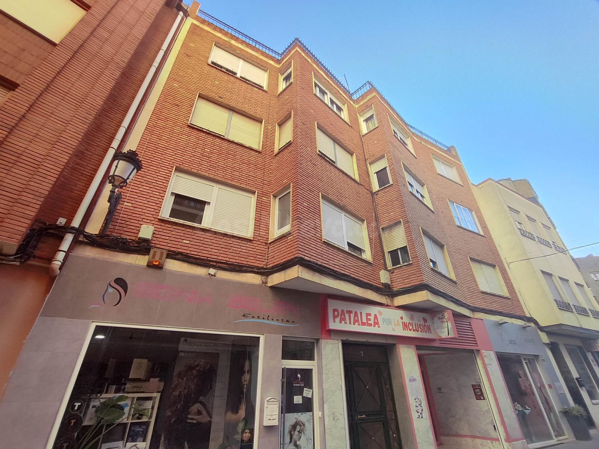 AMPLIA VIVIENDA EN EL CENTRO DE ALMANSA