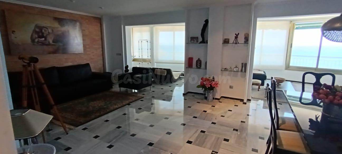 Fantastico piso situado en primera linea de Playa Levante. 2 habitaciones y 2 baños. Reformado