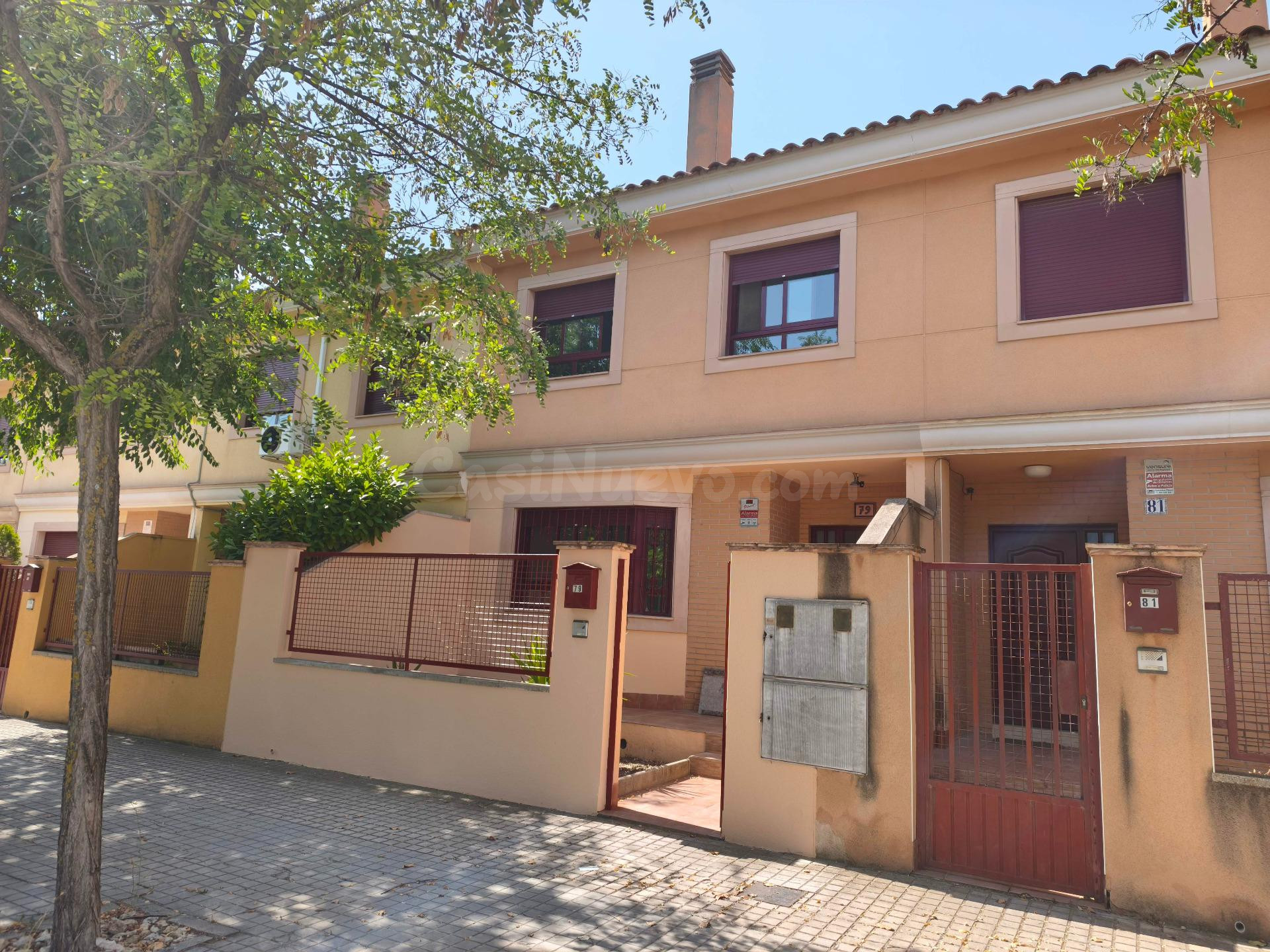 EXCELENTE CASA CON 4 DORMITORIOS Y AMPLIO PATIO EN ZONA RESIDENCIAL