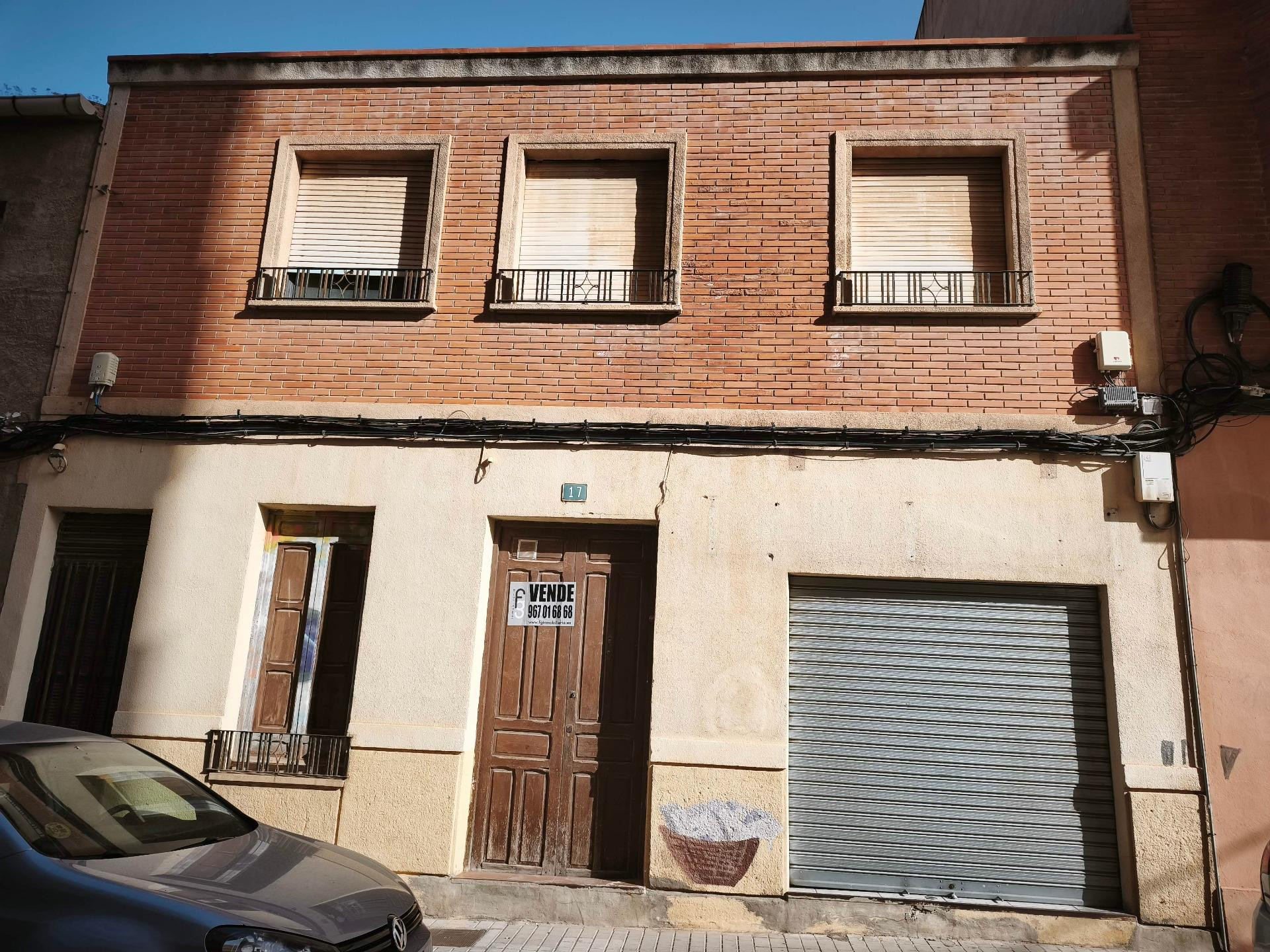 Amplia Casa para reformar en San Isidro, Almansa - Oportunidad de Inversión por €85,000