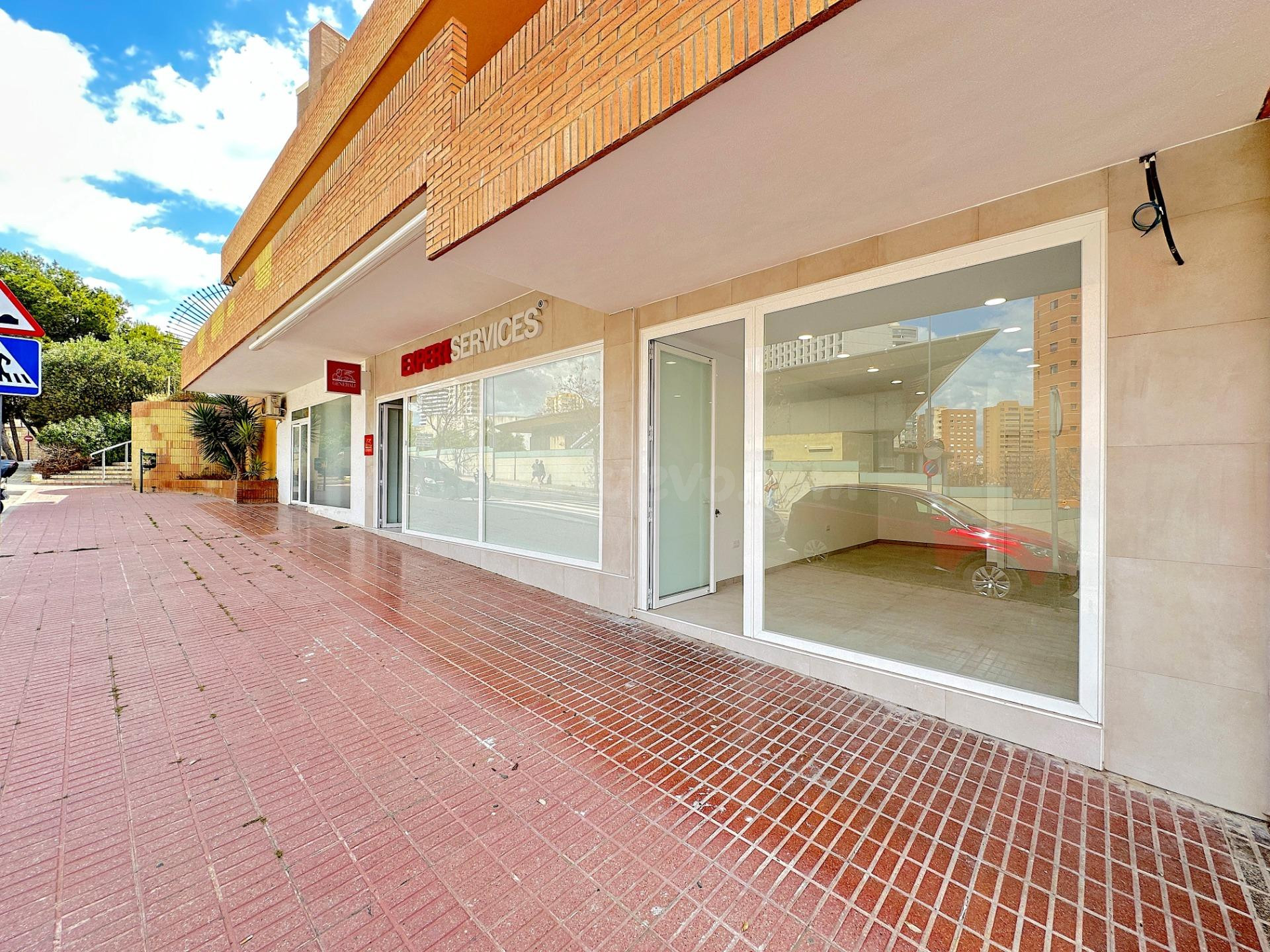 Local comercial nuevo y luminoso en venta en Benidorm (Zona Poniente)