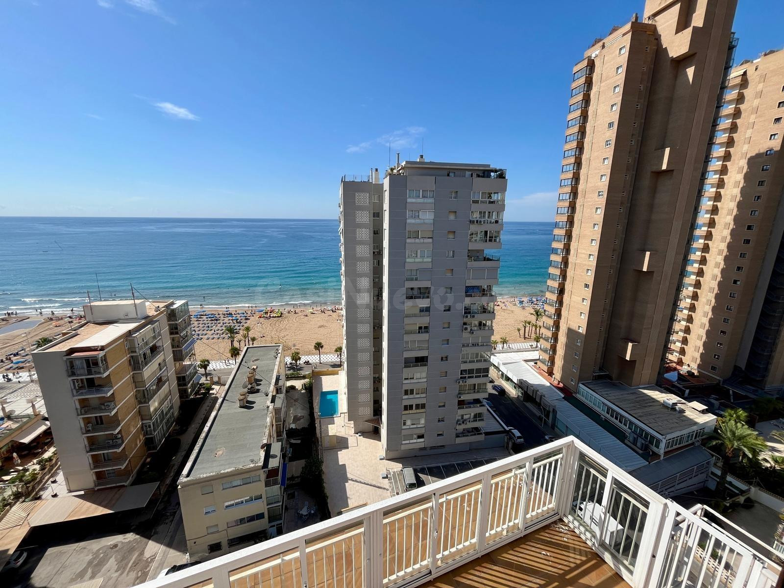 Ático tríplex completamente reformado con dos plazas de parking, en segunda línea de playa Levante