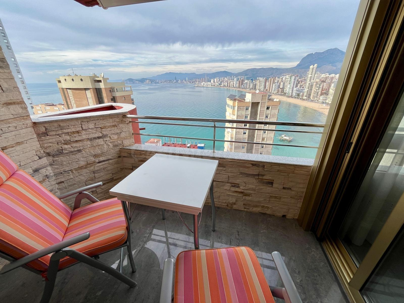 Gran piso de 3 dorm. reformado en zona Sierra Helada - www.inmobiliarialesdunes.com