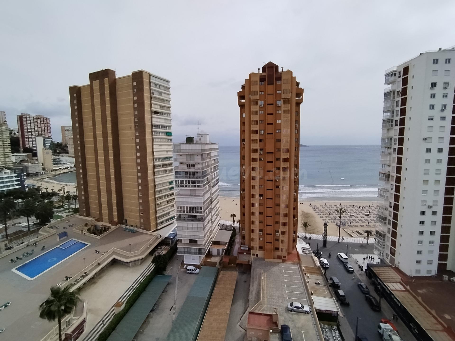 Exclusivo Ático Reformado en segunda linea de playa Levante de Benidorm con Vistas al Mar