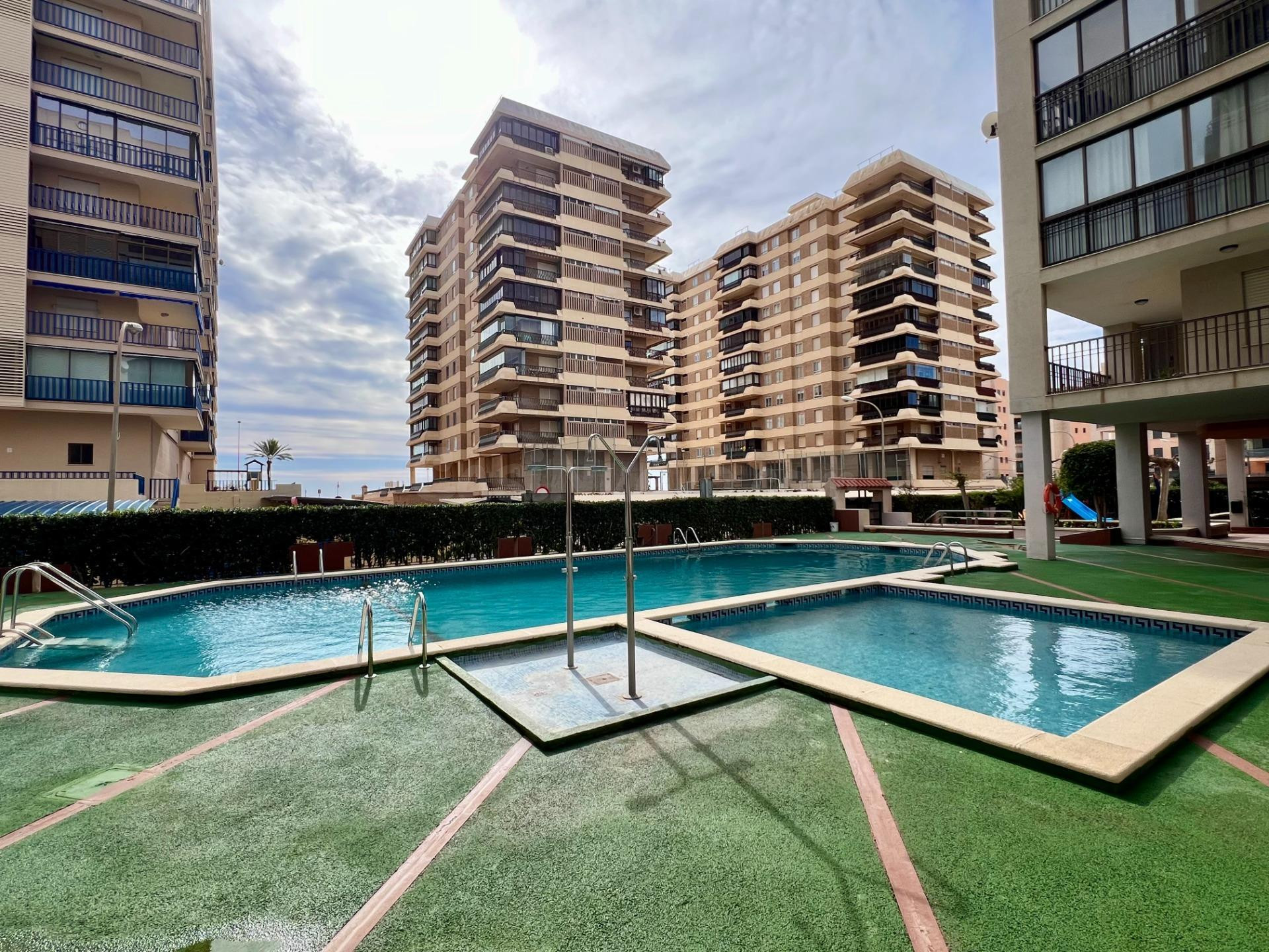 Alquiler de apartamento en Benicàssim de tres habitaciones y piscina quincena central agosto 2027