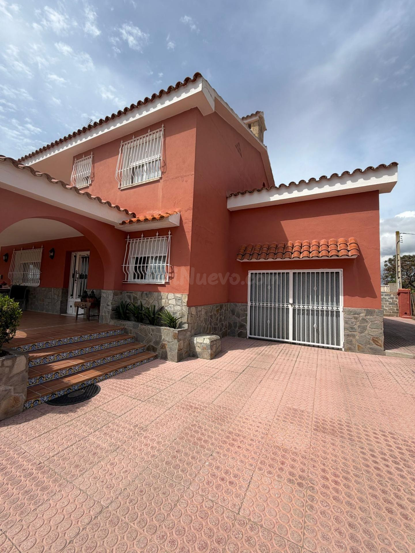 Venta de Vivienda en Castellón con Amplios Espacios y Gran Terraza
