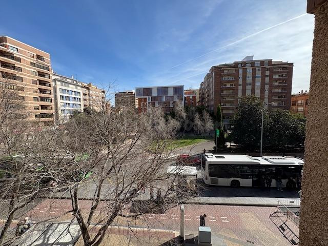 Piso amplio y reformado de tres dormitorios en alquiler en e - foto 2