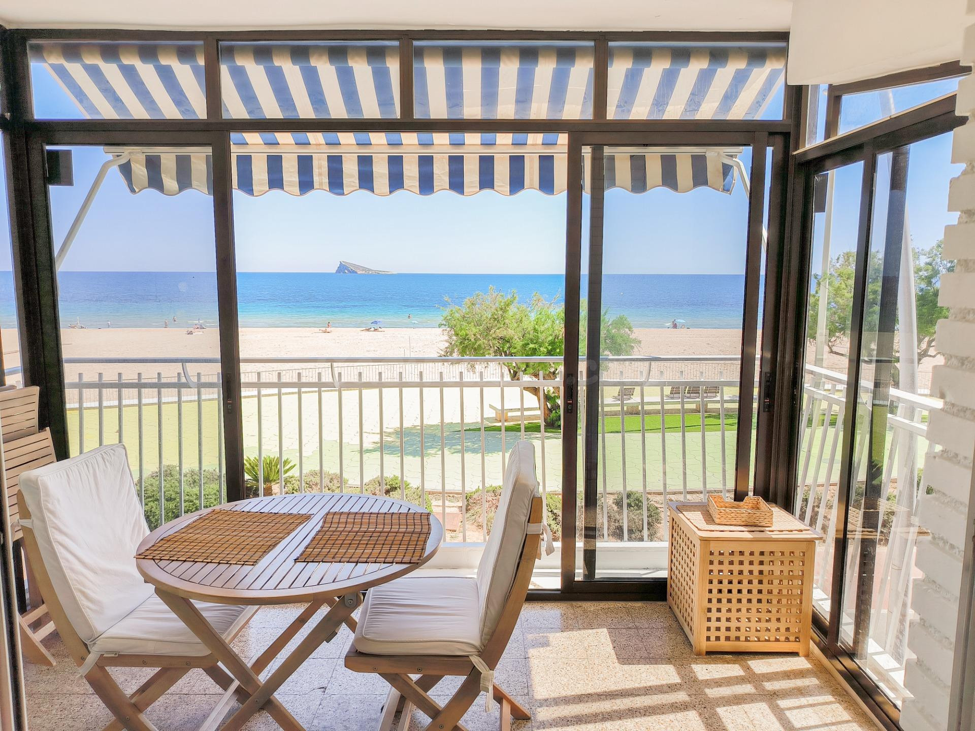 Gran piso de 3 dorm. reformado en primera línea de Playa de Poniente - www.inmobiliarialesdunes.com