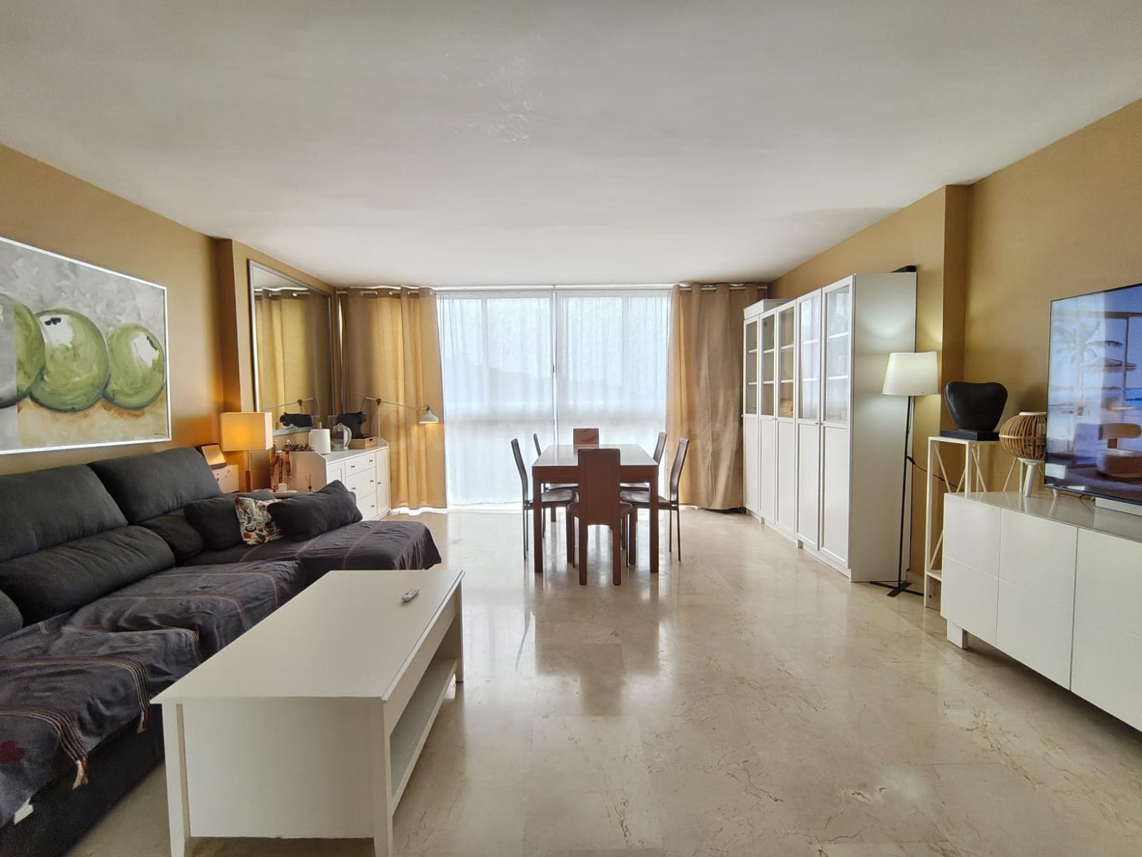 Se vende apartamento de 2 dormitorios y 2 baños, con parking en propiedad. En buen estado. Zona Rincón de Loix