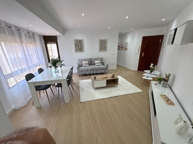 Piso reformado de tres dormitorios y balcón en Castellón