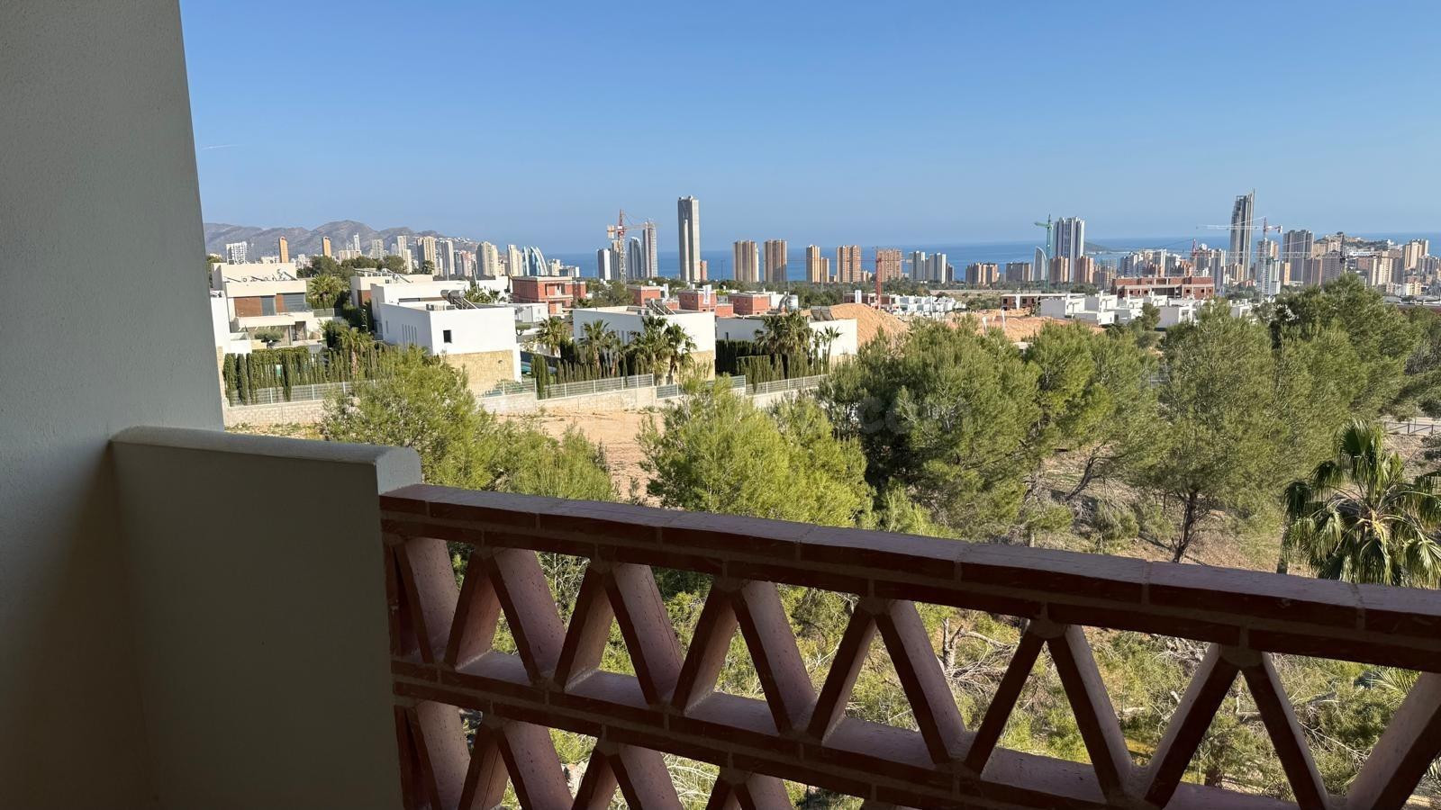Amplio dúplex de 3 dorm. en urbanización cerrada en zona Golf Bahia, Finestrat - www.inmobiliarialesdunes.com