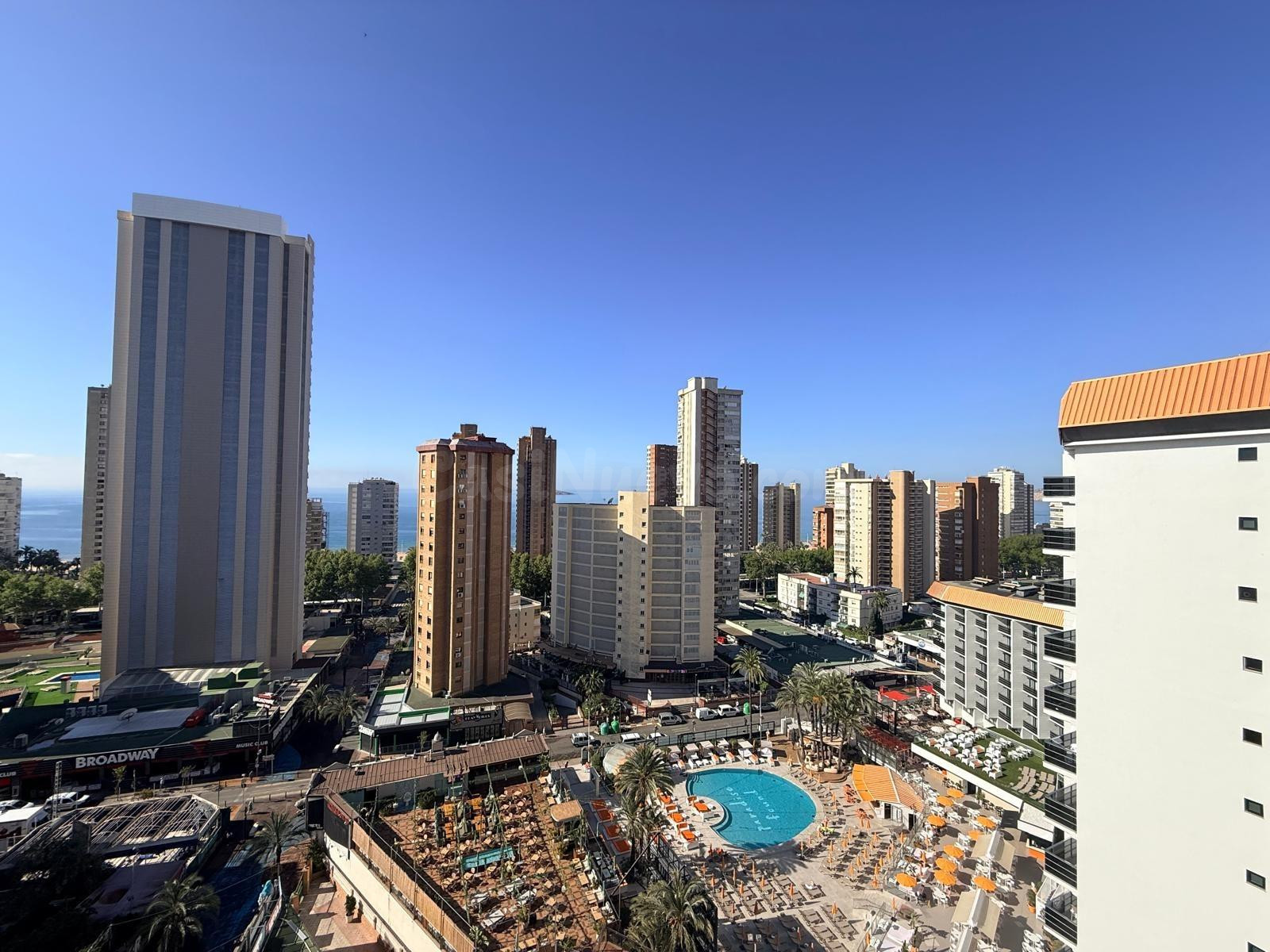 Apartamento en playa de Levante con vistas al mar y garaje de 50 m2 www.inmobiliarialesdunes.com