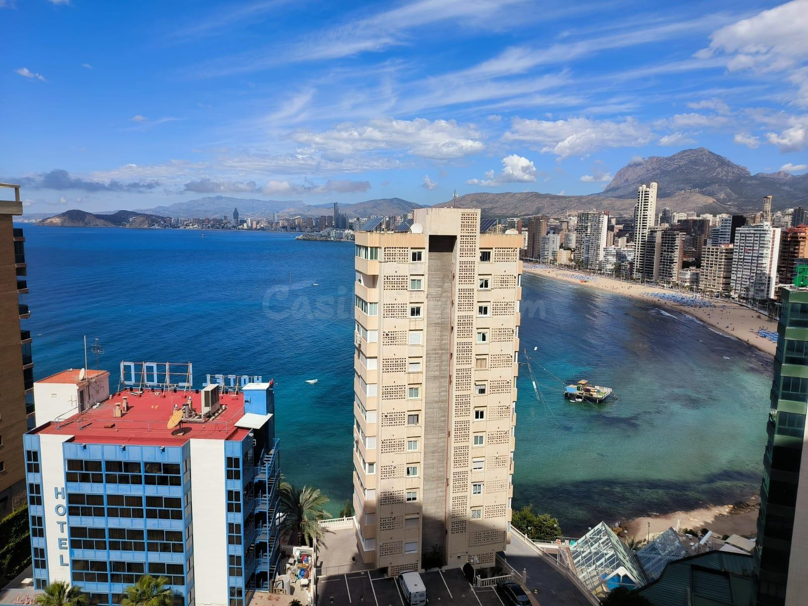 Bonito apartamento de 1 dorm. en buen estado con vistas al mar a 200m de la playa de Levante - www.inmobiliarialesdunes.com