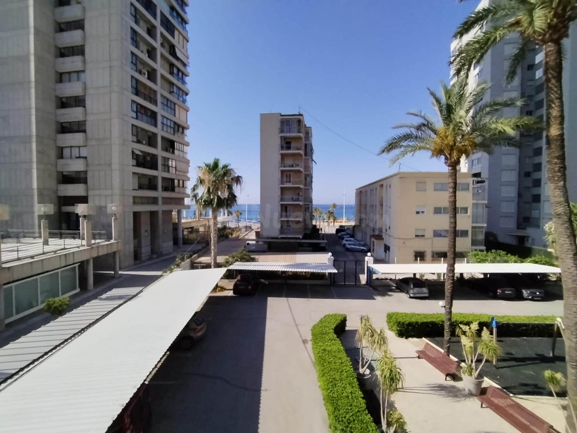 Amplio piso de 3 dorm. de esquina en Av. Mediterráneo con acceso a primera línea de Levante - www.inmobiliarialesdunes.com