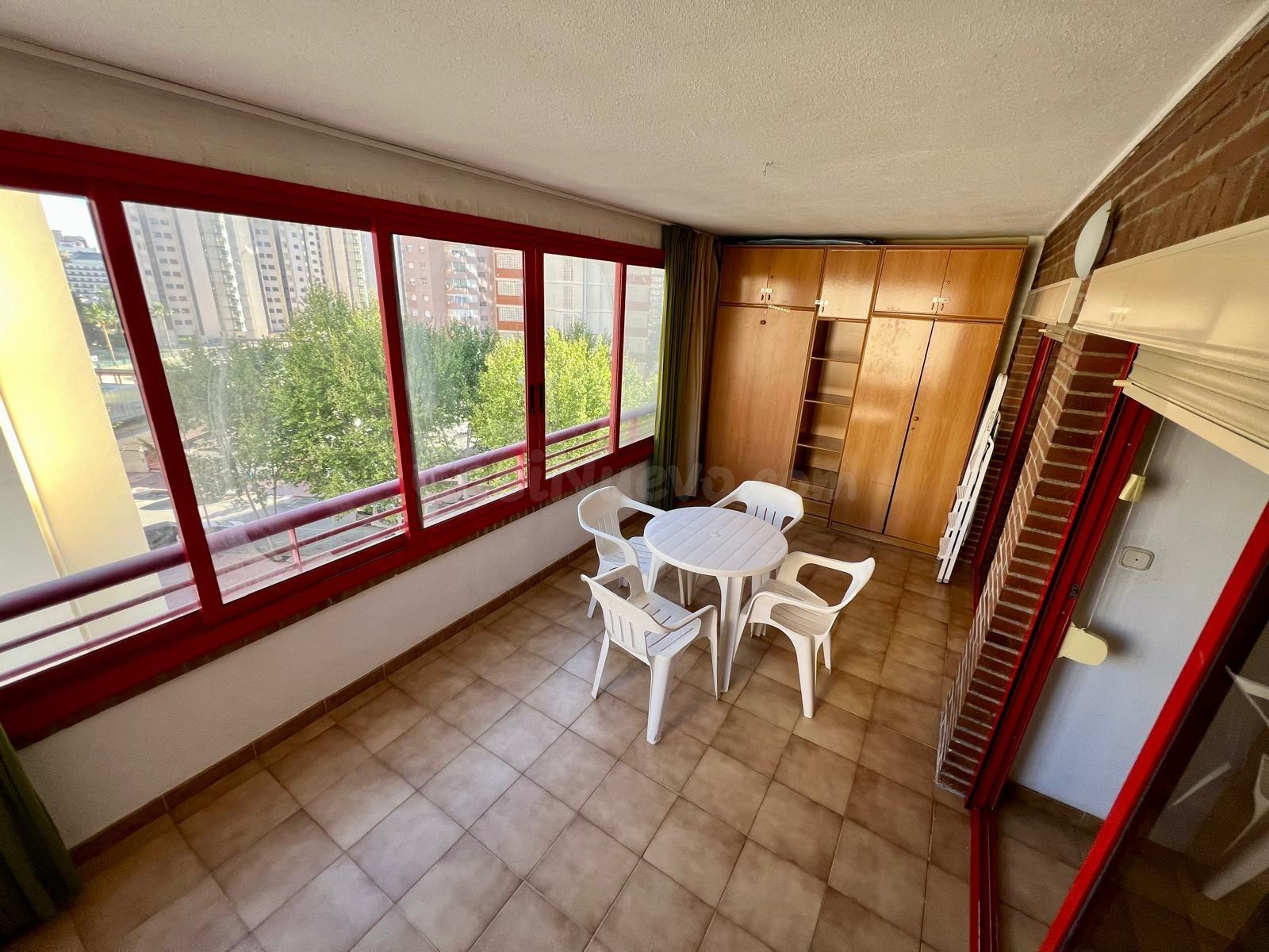 Bonito apartamento de 1 dorm. con amplia terraza acristalada en zona Rincón de Loix LLano - www.inmobiliarialesdunes.com
