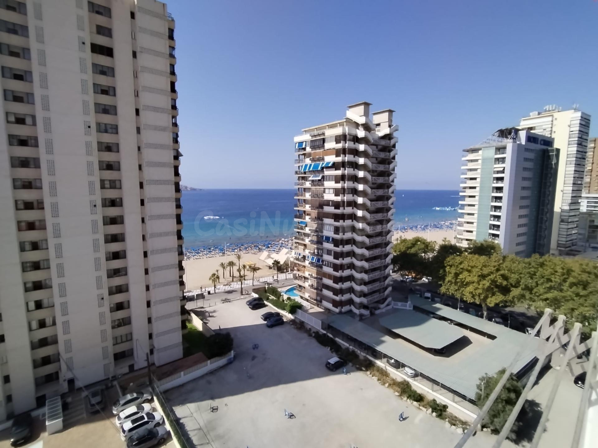 Apartamento de esquina, con 2 dormitorios. 2ª linea de playa Levante.