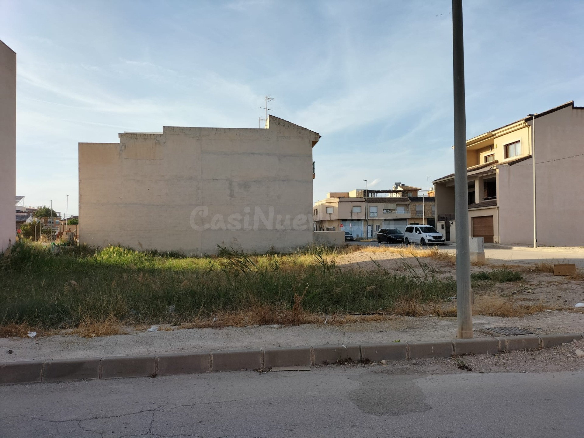 Parcela en esquina para chalet o edificio en Cox – Posibilidad de PB + 2 alturas y sótano