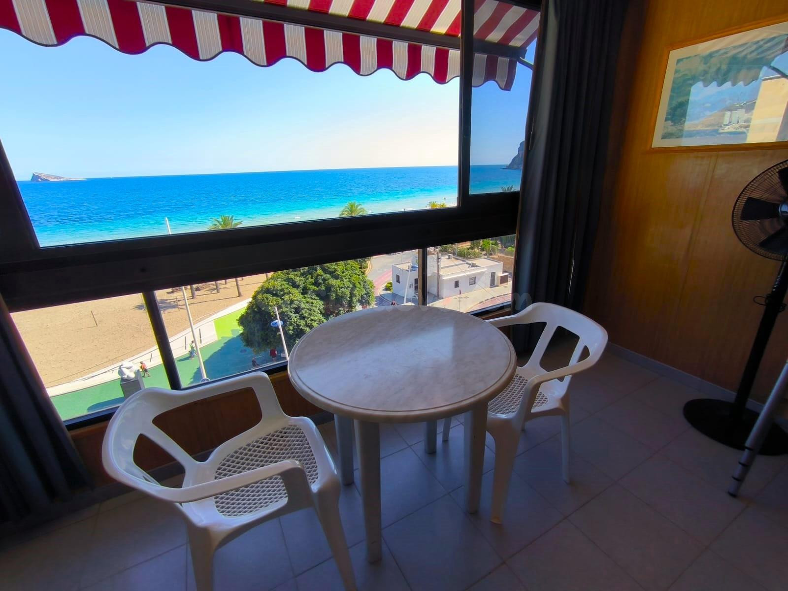 Apartamento de 1 dorm. con vistas al mar en primera línea de Playa de Poniente - www.inmobiliarialesdunes.com