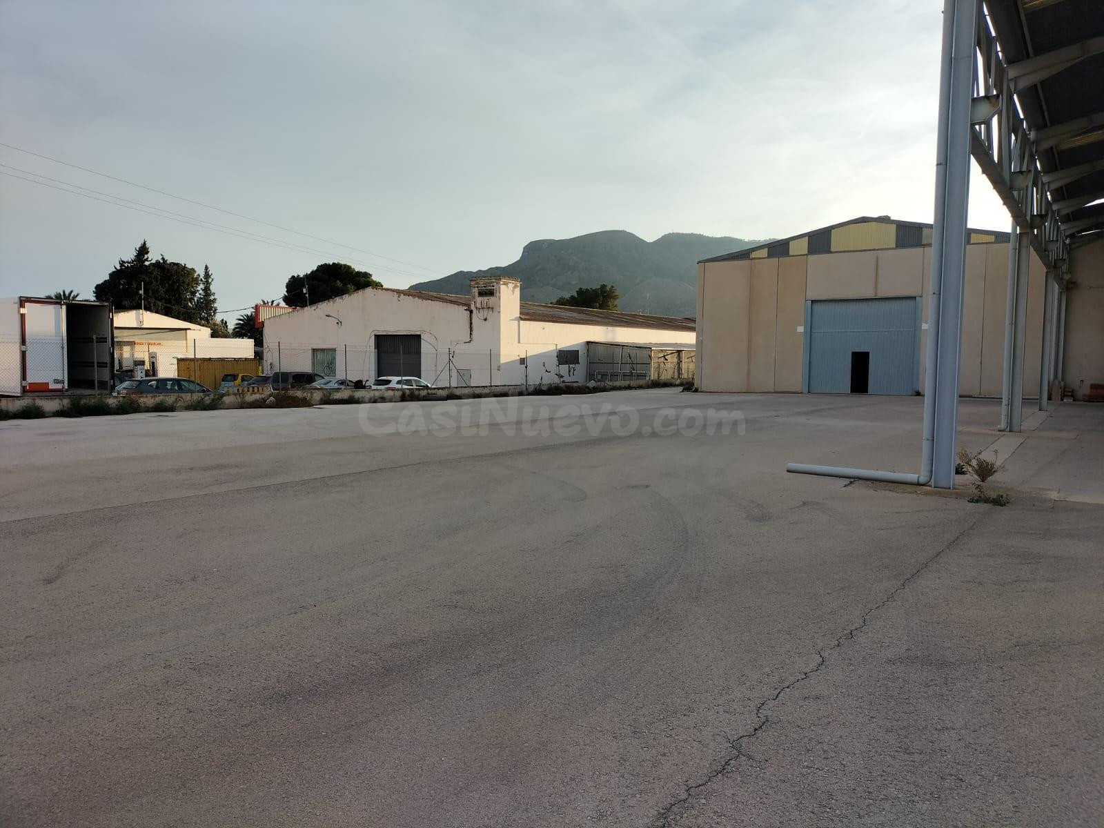 TERRENO CON VARIAS NAVES Y EXPOSICIÓN