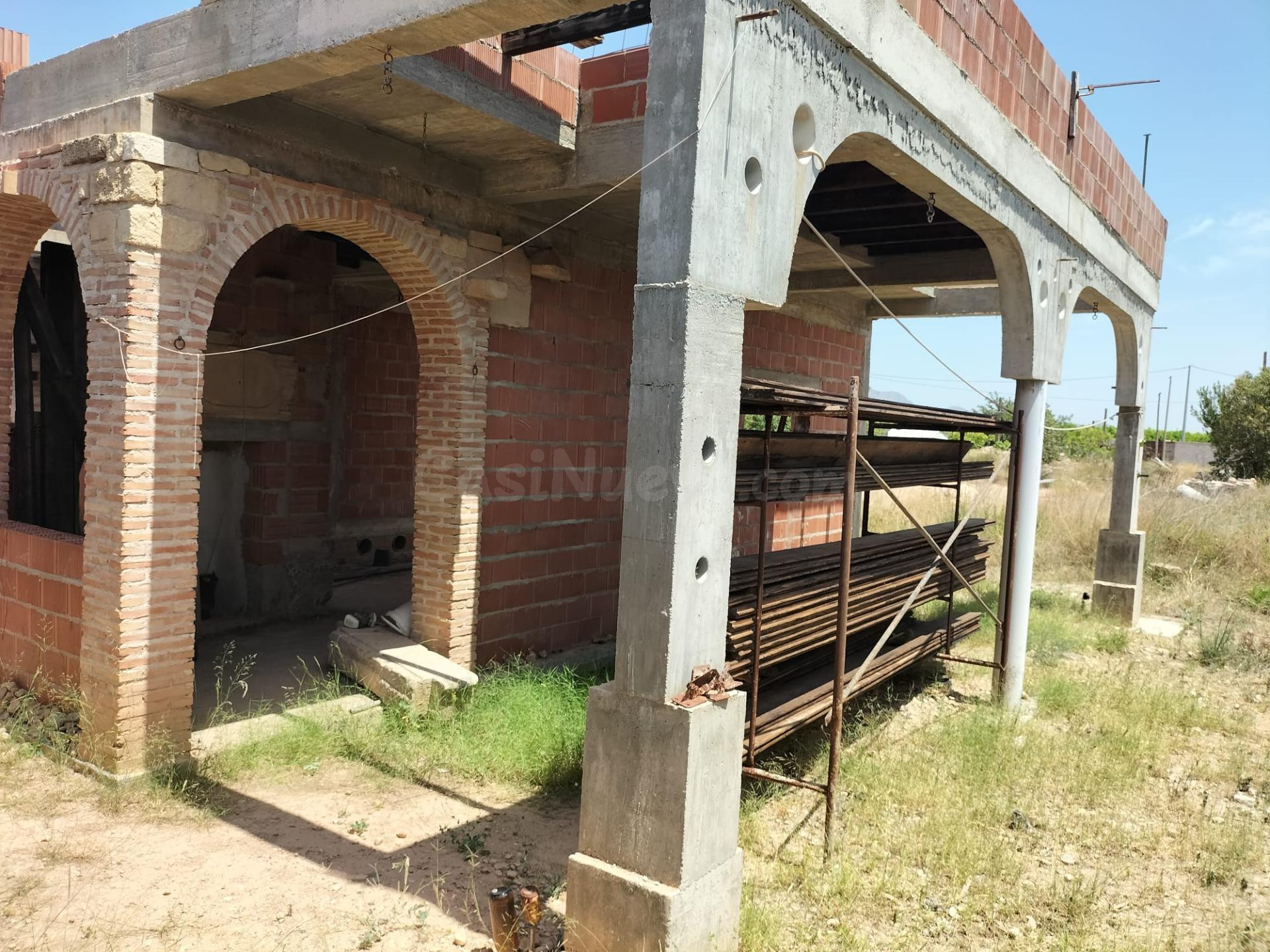 PARCELA CON VIVIENDA EN CONSTRUCCIÓN, CUEVA HABILITADA DE VIVIENDA, AGUA POTABLE Y LUZ