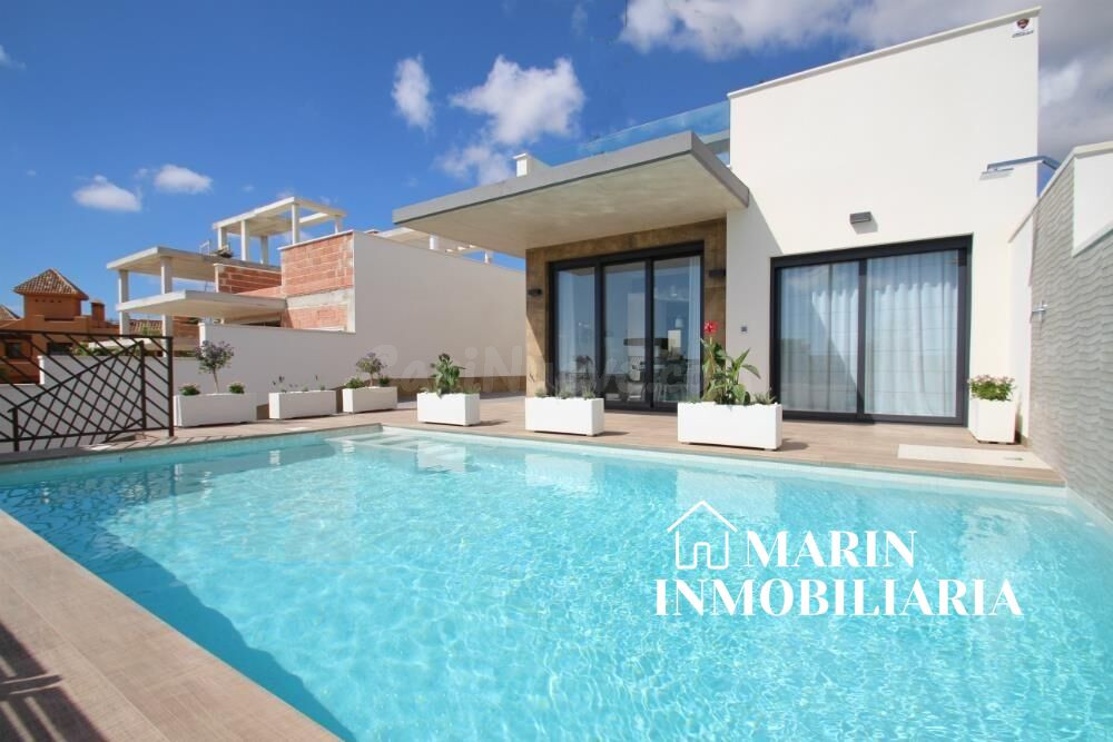 VILLA CON PISCINA PRIVADA EN SAN MIGUEL DE SALINAS