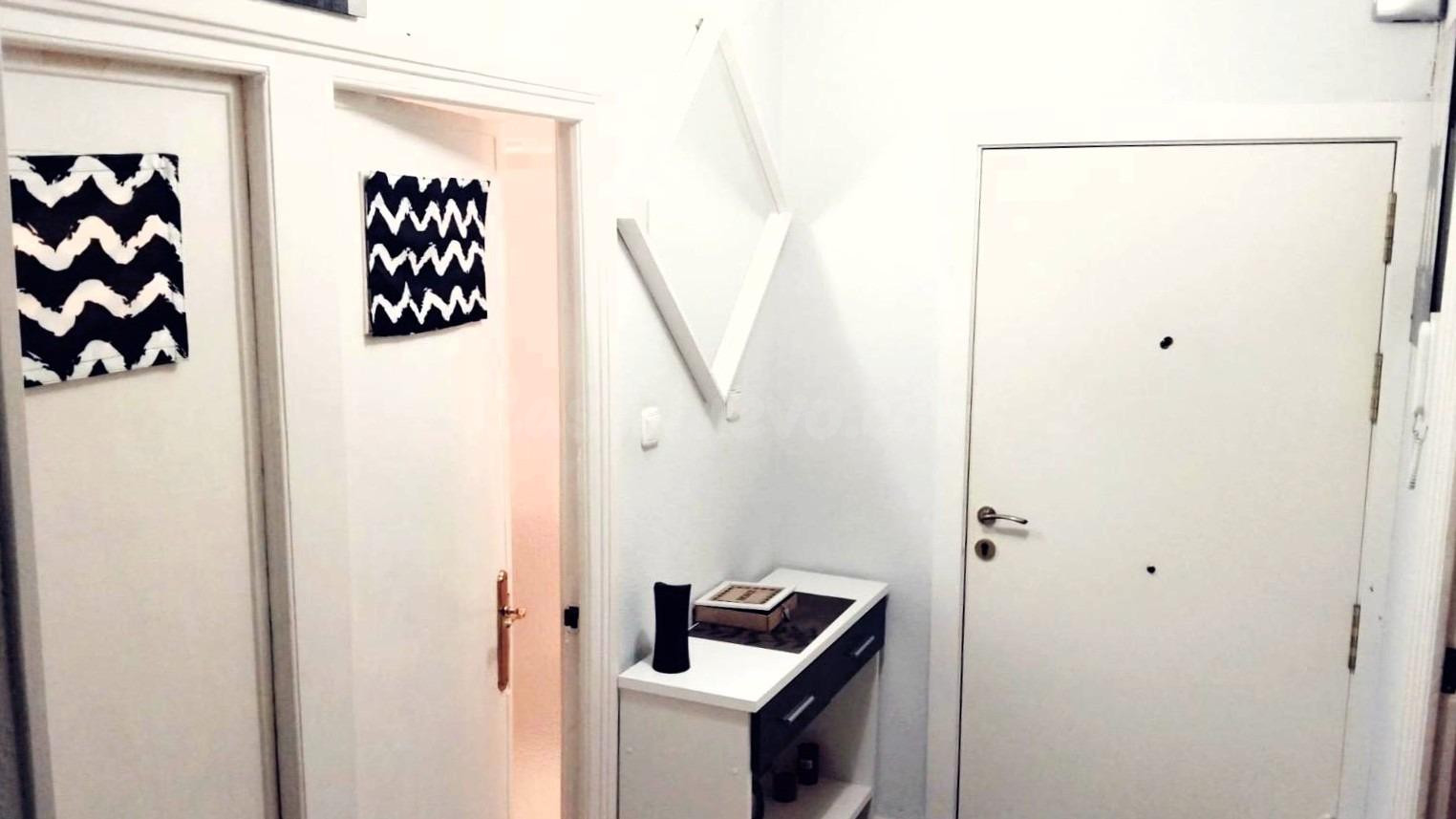 Se Alquila Piso de 4 habitaciones para Entrar a Vivir en Zon - foto 3