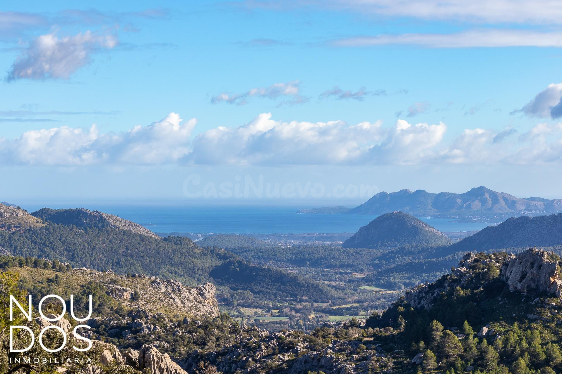 Finca mallorquina en Pollensa con vistas al mar y a la Sierra.