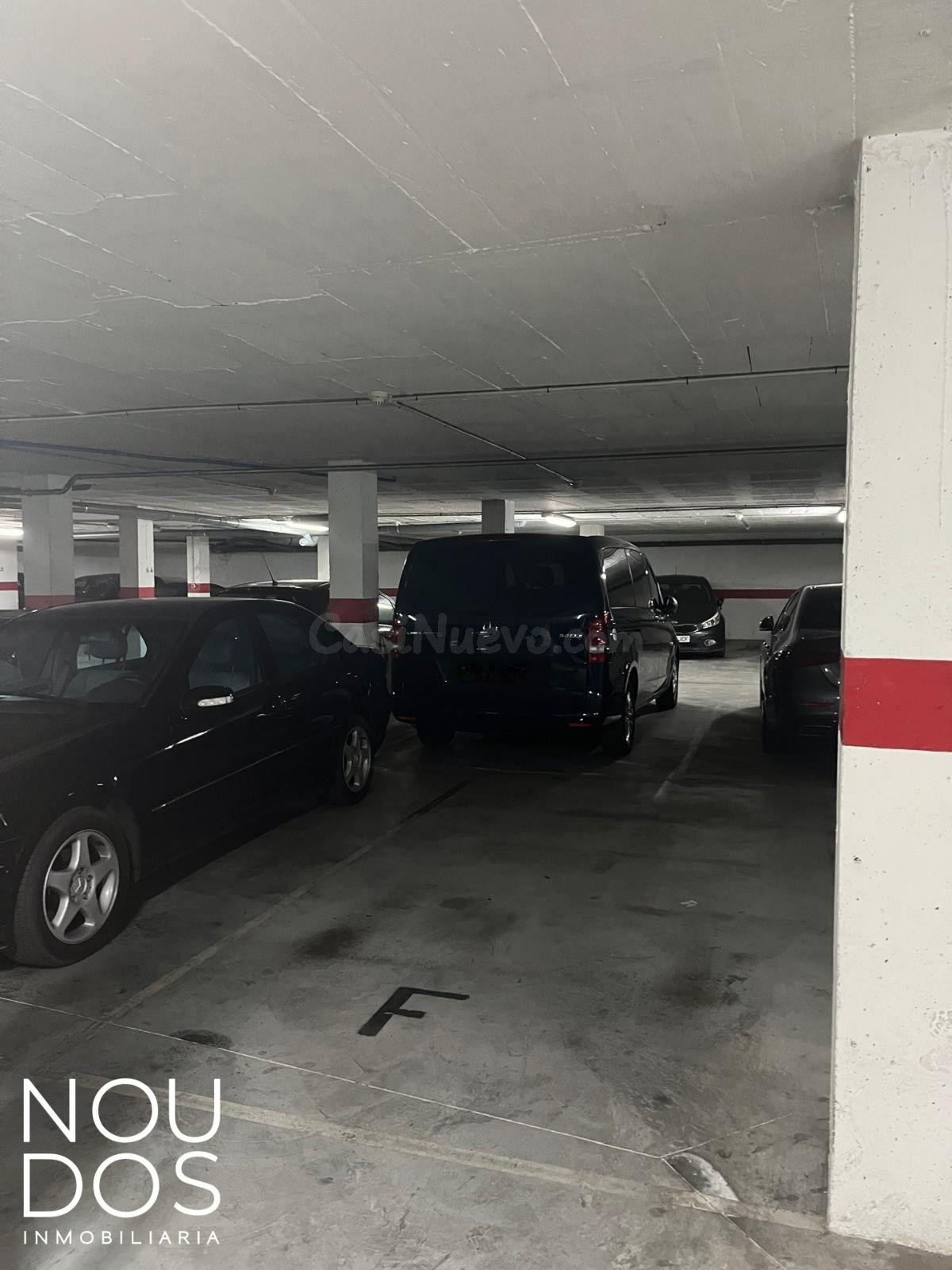 Plaza de aparcamiento para coche grande en Ciudad Jardín.
