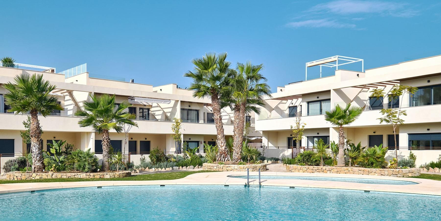 BUNGALOW EN PLANTA BAJA CON JARDÍN EN PLAYA LA VELETA