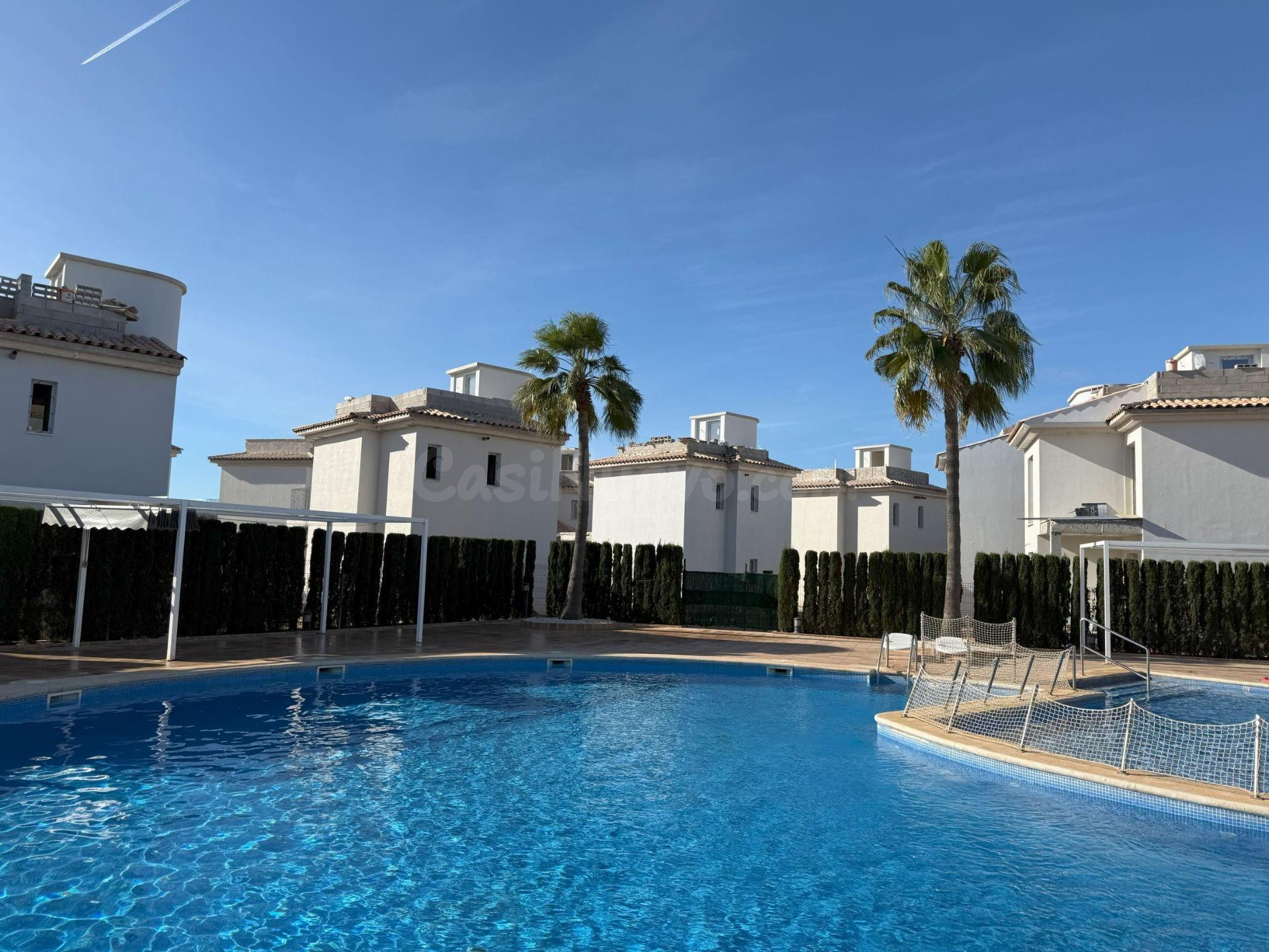 Descubre esta exclusiva vivienda de tres dormitorios situada en la prestigiosa urbanización “El Paraíso” en Sa Ràpita (Campos), al sur de Mallorca. A pocos minutos de la espectacular playa de E