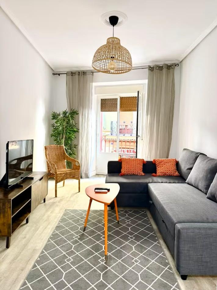 Se Alquila Coqueta Vivienda de 2 Dormitorios para Entrar a Vivir en Zona Bilbao la Vieja