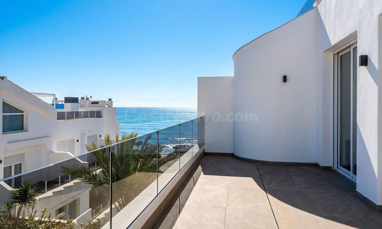 ÁTICO A 50M. DEL MAR EN PLAYA DE LOS LOCOS (TORREVIEJA) – TERRAZA + SOLÁRIUM CON PISCINA + VISTAS AL MAR