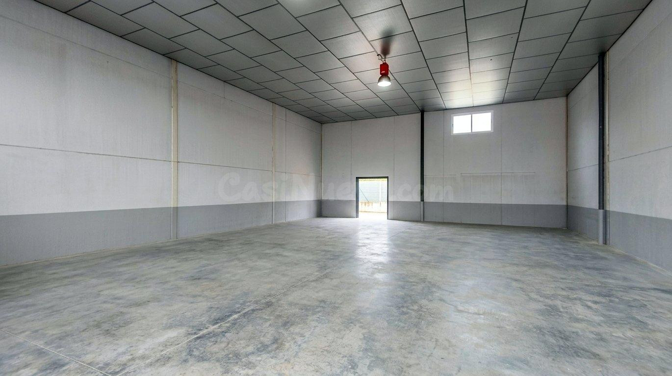 NAVE INDUSTRIAL CON PATIO EN EL POLIGONO PUENTE ALTO